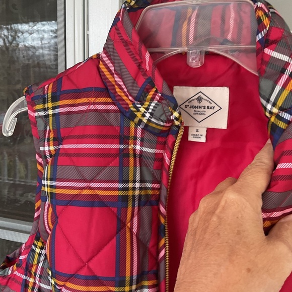 St Johns Bay Womens Small Red Plaid Quilted Puffer Vest EUC - Picture 7 of 9